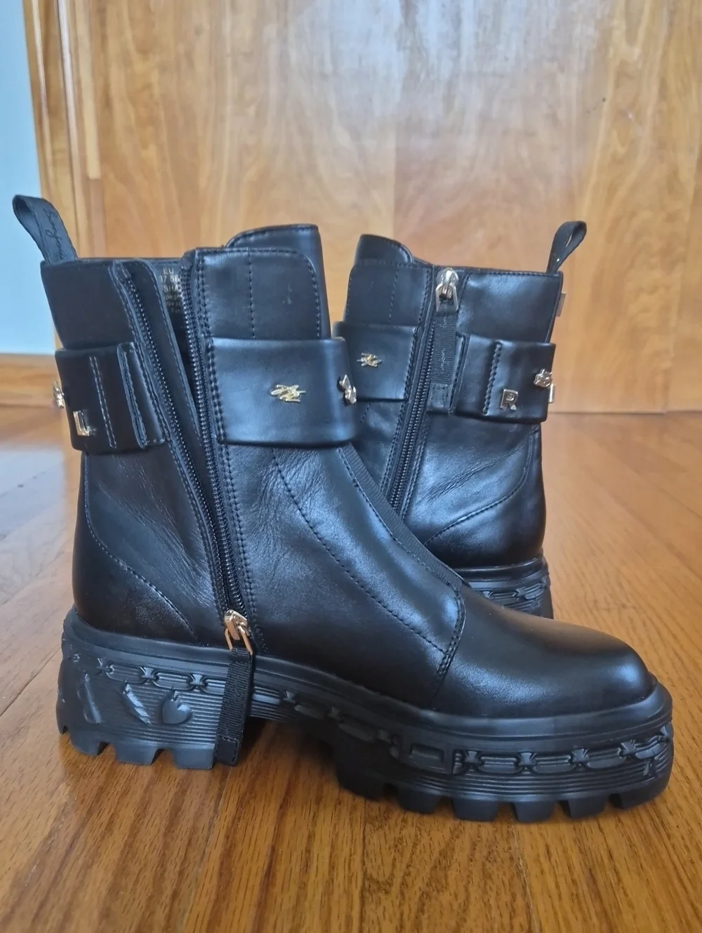 NWOT KARL LAGERFELD Women's Latisha Lug Sole Chelsea Boot With Pins,size 7 NWOB